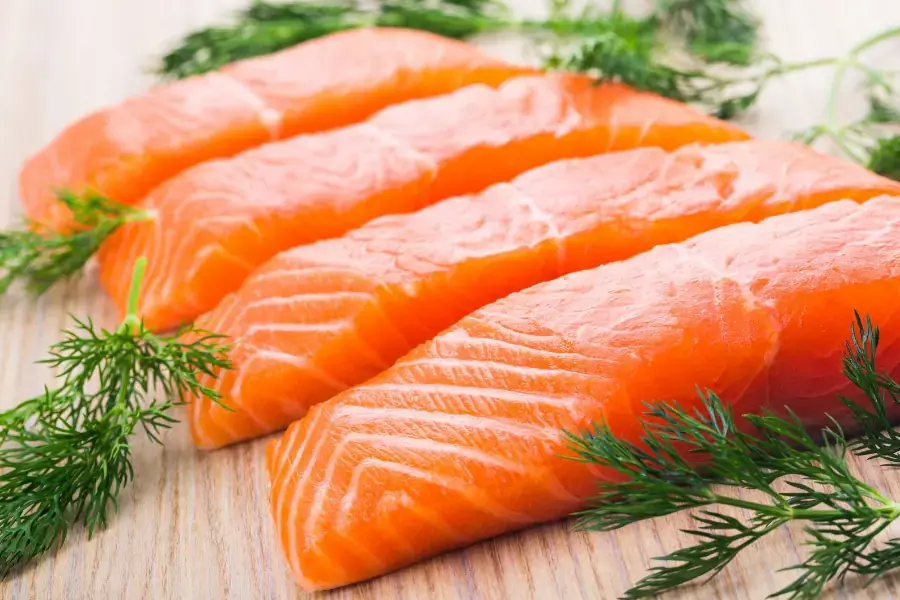 Nên lựa phi lê cá hồi tươi, có vân trắng sáng