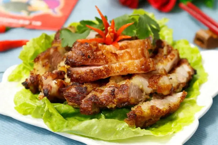 Món bò ba chỉ chiên nước mắm rất đậm đà, béo ngậy