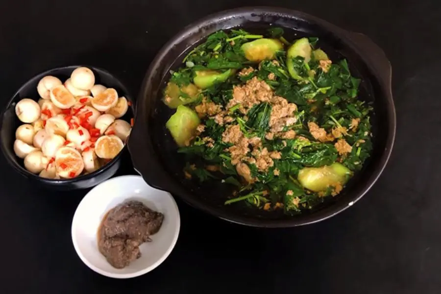 Món canh ngày Tết - canh cua rau đay, mồng tơi và mướp thanh mát, rất dễ ăn.