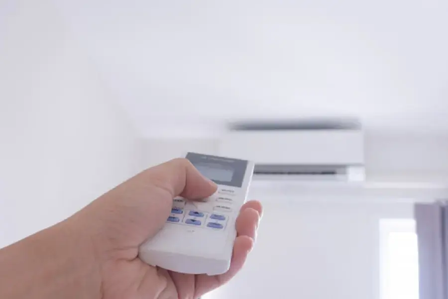 Không bật tắt máy lạnh nhiều lần là cách để máy lạnh làm lạnh nhanh hơn (Hình ảnh: Freepik)