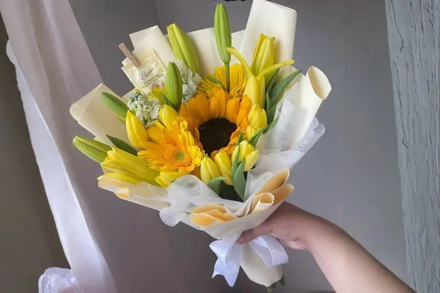 Mẫu bó hoa ly và hướng dương dáng dài tặng mẹ