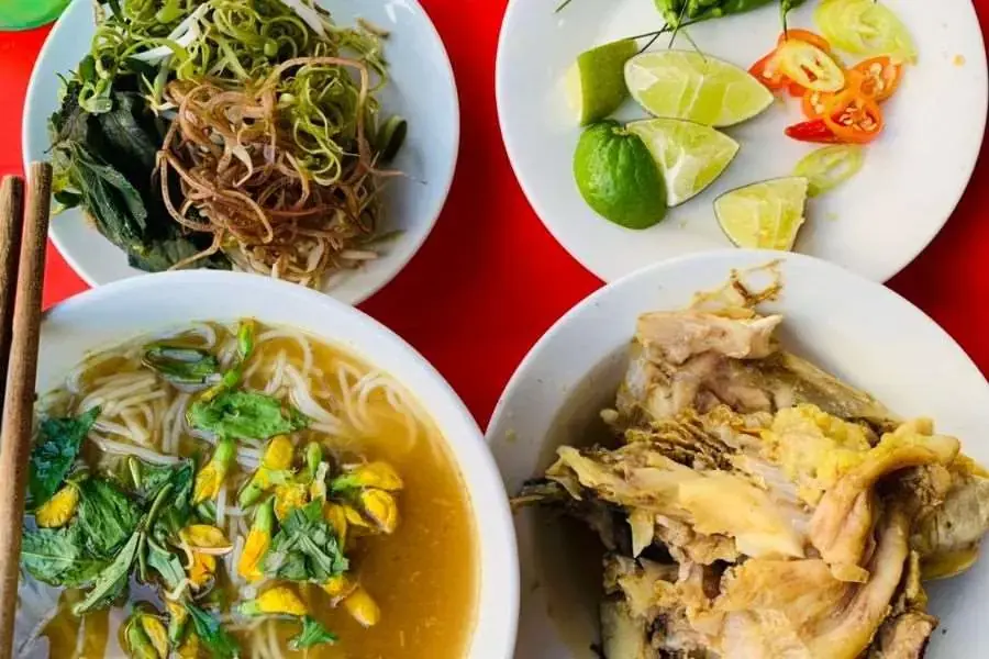 Bún cá Châu Đốc bắt mắt, hương vị ngọt thanh, đậm đà.