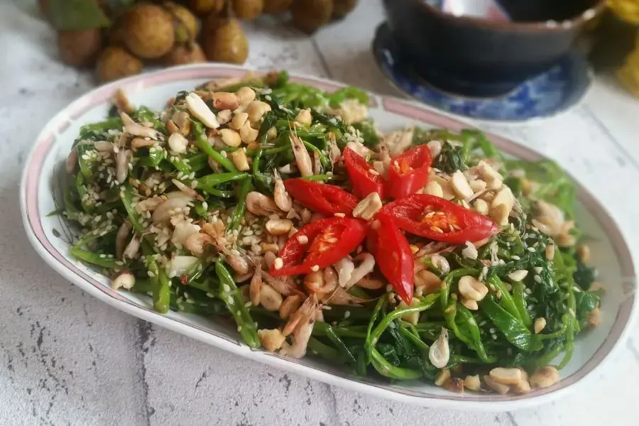 Nộm rau muống tôm khô là một trong các món nộm vừa lạ vừa ngon
