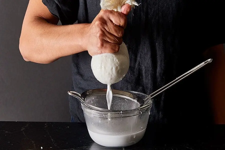 vắt nước cốt dừa tươi bằng miếng vải