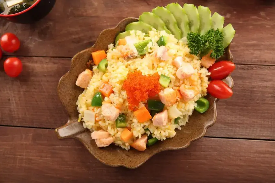 Thực hiện món cơm chiên trứng cá hồi đầy đủ chất dinh dưỡng tại nhà