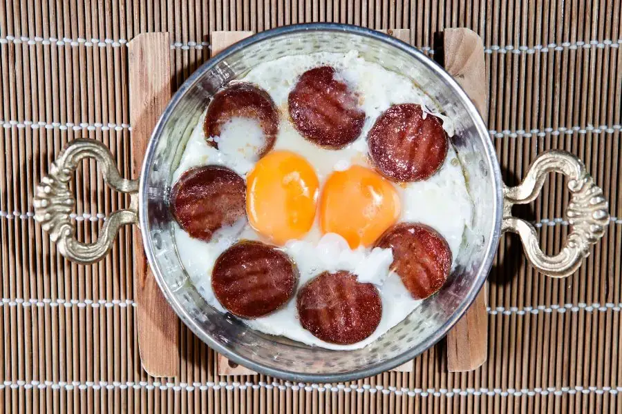 Trứng hấp lạp xưởng
