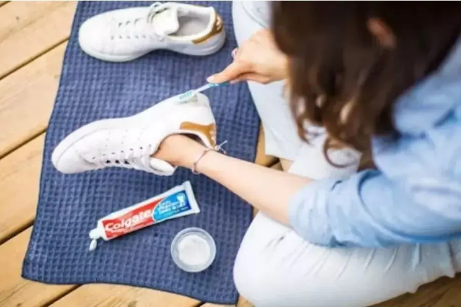 Có thể dùng kem đánh răng bạn dùng hằng ngày để tẩy đi vết ố vàng trên giày