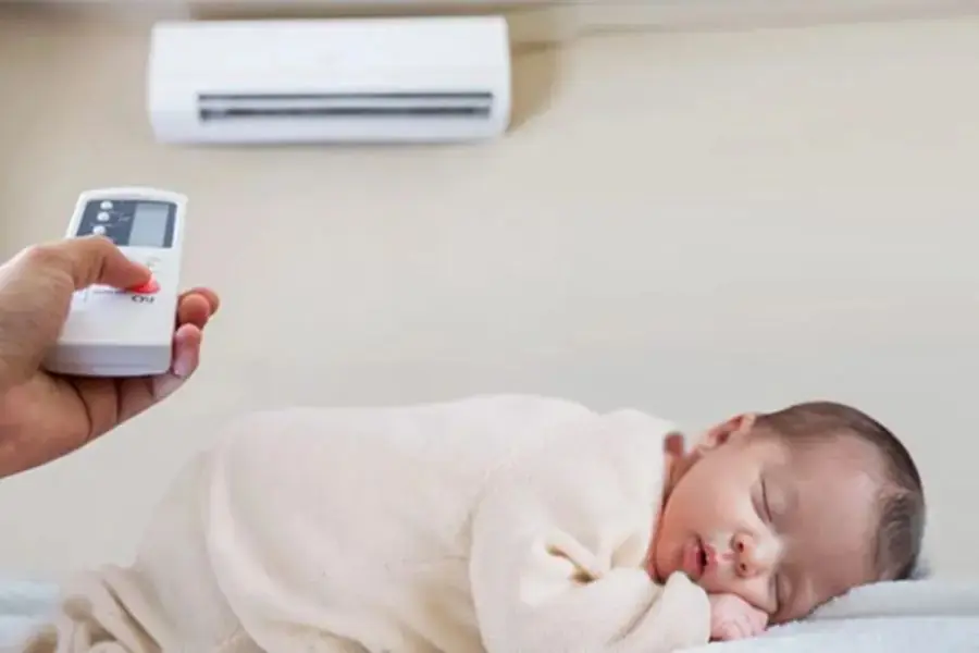 Không nên để hướng gió chiếu thẳng vào trẻ