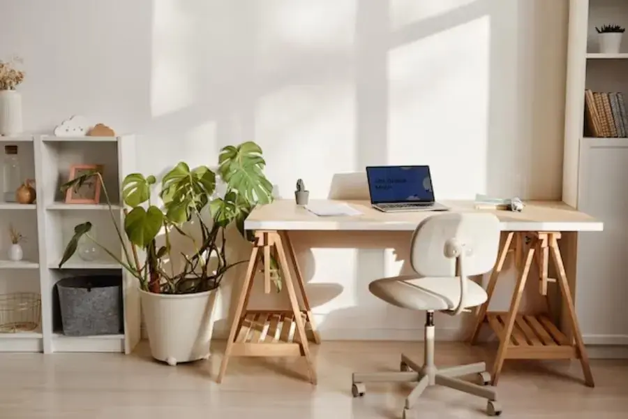 Bàn làm việc đơn giản giúp góc làm việc tại nhà xinh đẹp và gọn gàng hơn