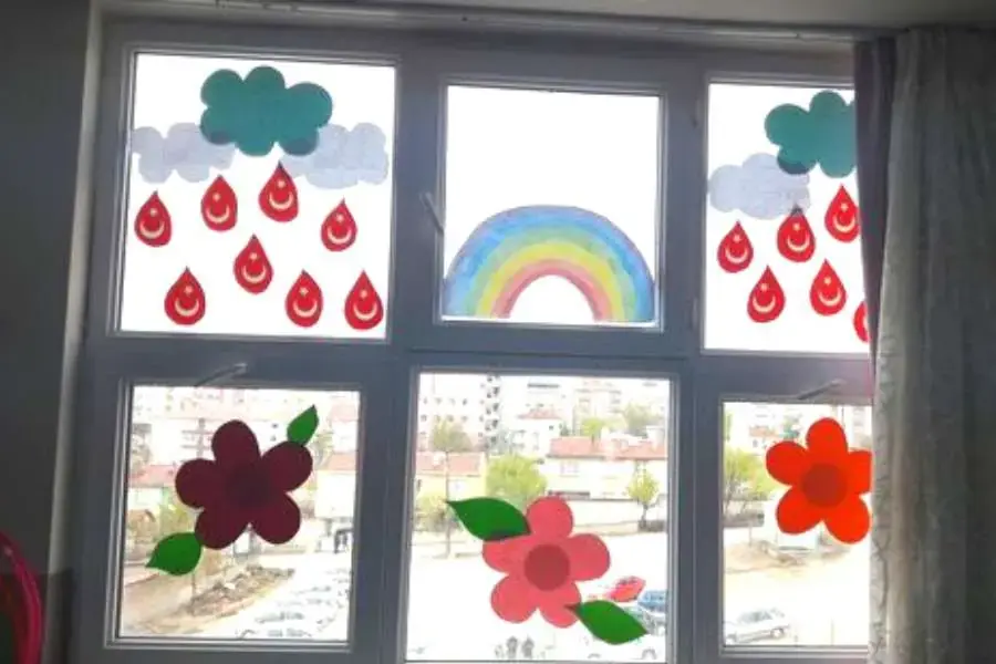 Trang trí cửa lớp mầm non bằng những chiếc decal nhiều hình dáng