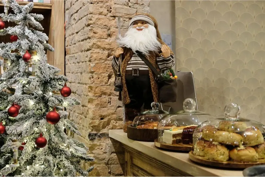 Ghé O’Palm Cafe vào Noel, bạn sẽ trầm trồ trước sự đậm chất Tây phương của quán.