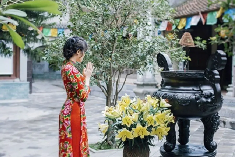 Tục xuất hành đầu xuân có ý nghĩa cầu mong một năm mới tốt lành và thuận lợi.