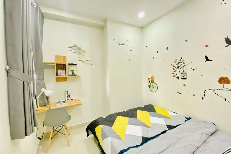 Sử dụng giấy dán tường với hình thù ngộ nghĩnh để trang trí phòng trọ