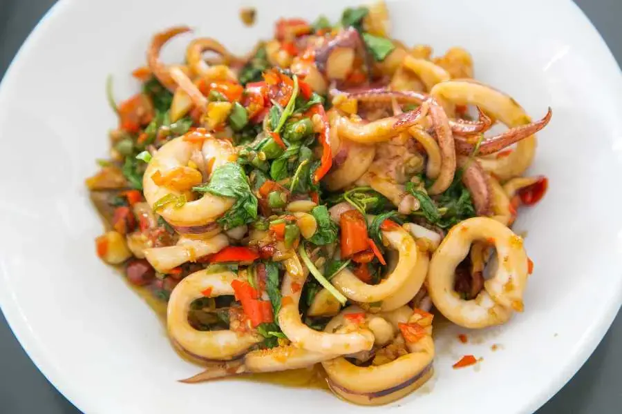Lượng calo trong 100 gram mực xào khoảng 100 - 150 kcal.