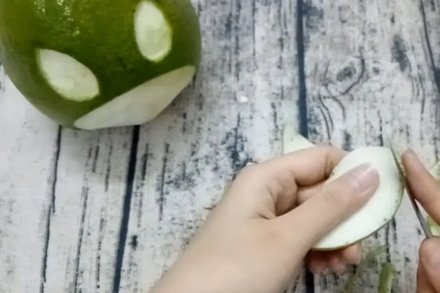 Dùng dao gọt vỏ bưởi hình giọt nước để làm tai chuột.