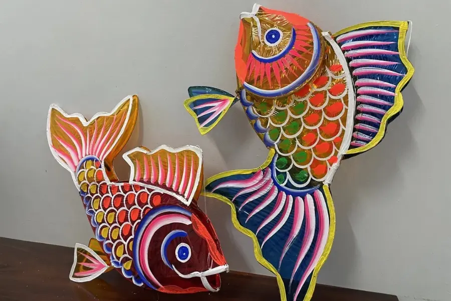 Lồng đèn cá chép nổi bật với hình dáng sinh động và những gam màu rực rỡ, gợi lên không khí Trung Thu truyền thống.
