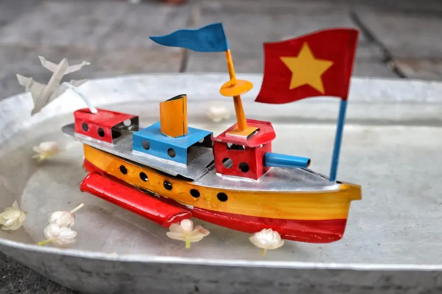 Tàu thủy sắt tây là món đồ chơi Trung Thu xưa, gợi nhớ ký ức tuổi thơ qua thiết kế thủ công và khả năng di chuyển trên nước.