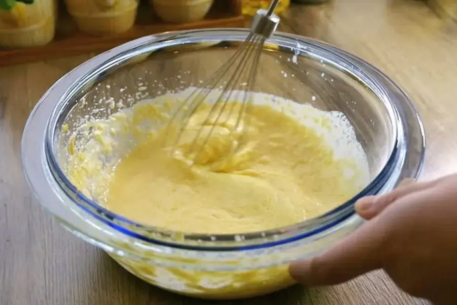 Trộn hỗn hộp bột vào trứng để làm phần ruột bánh khúc cây.