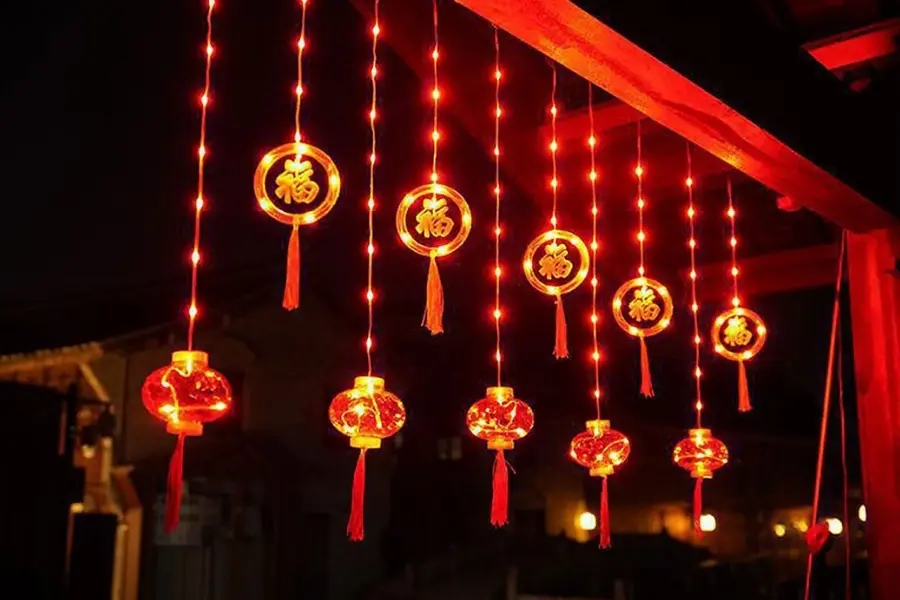Chọn đèn có ánh sáng vàng ấm hoặc nhiều màu nhẹ nhàng.