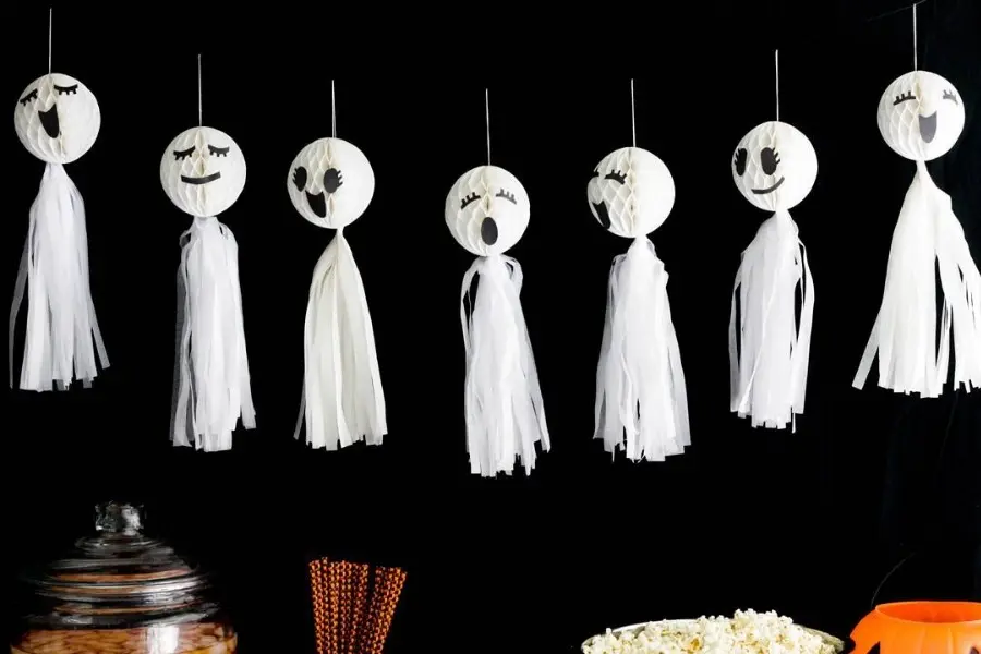 Trang trí Halloween với hình bóng ma trắng làm từ giấy.