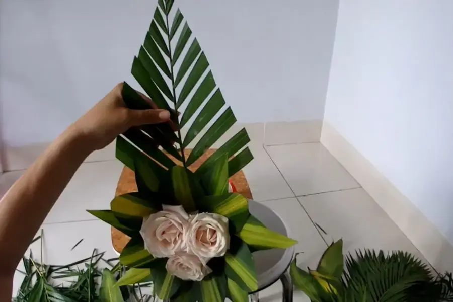 Cắm lá dừa để trang trí xung quanh