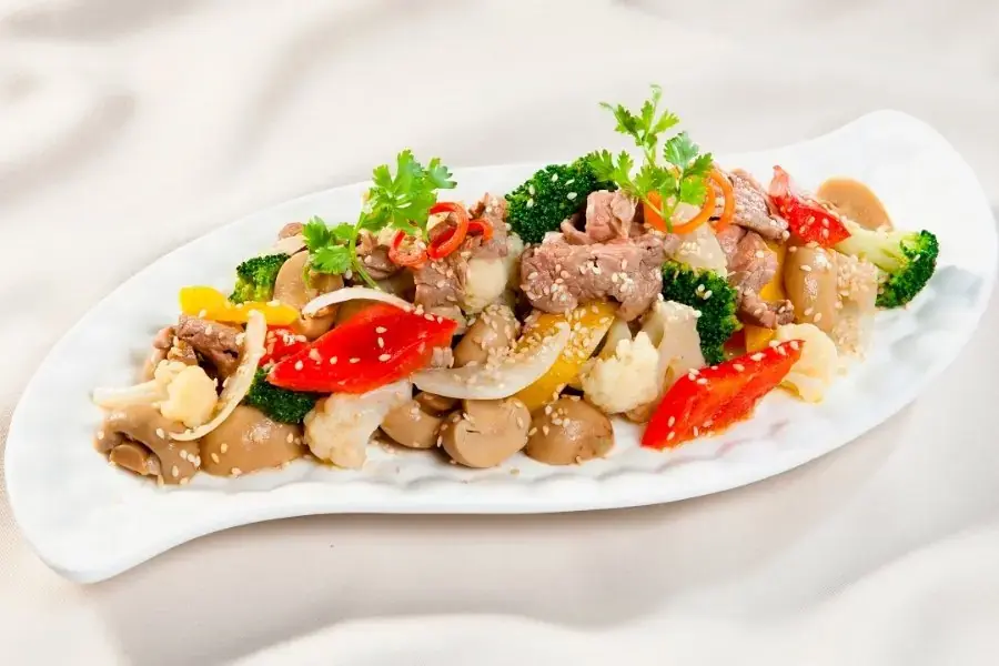 Món thịt bò xào rau củ đầy đủ dinh dưỡng cho sự phát triển của bé