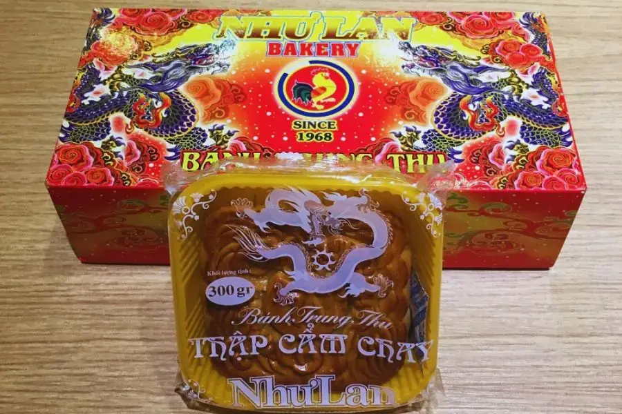 Bao bì bánh Trung Thu Như Lan với hoa văn đơn giản, phù hợp với mọi người tiêu dùng.