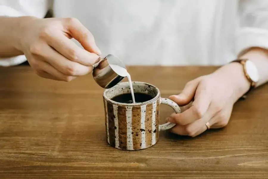 Uống nhiều cà phê sữa sẽ khiến bạn tăng cân.