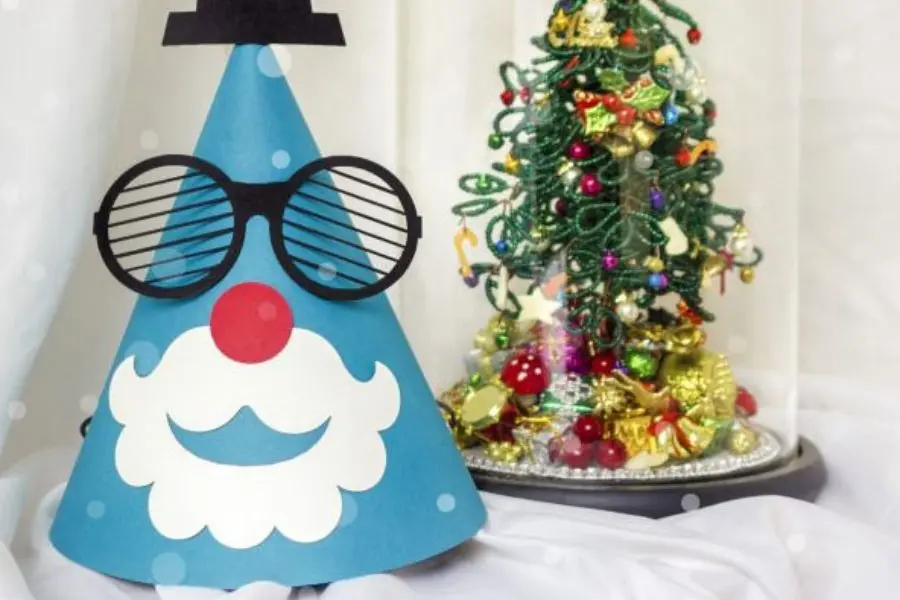 Giấy gấp nhiều màu sắc làm chiếc mũ Noel sinh động hơn.