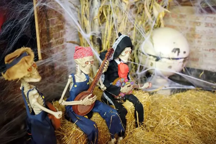 Mẫu trang trí Halloween với bộ xương người lạ mắt, ngộ nghĩnh.