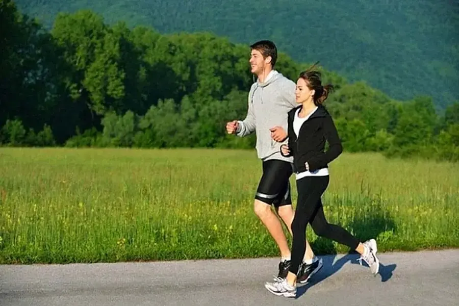 Tập thể dục giúp chúng ta tăng sức đề kháng và sự dẻo dai của cơ thể (Hình ảnh: Kknews)
