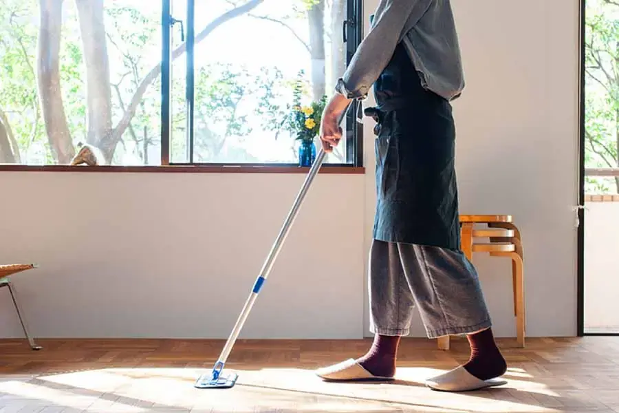Vệ sinh thường xuyên là cách khử mùi phòng ngủ tự nhiên hiệu quả nhất. (Nguồn: Kinarino)