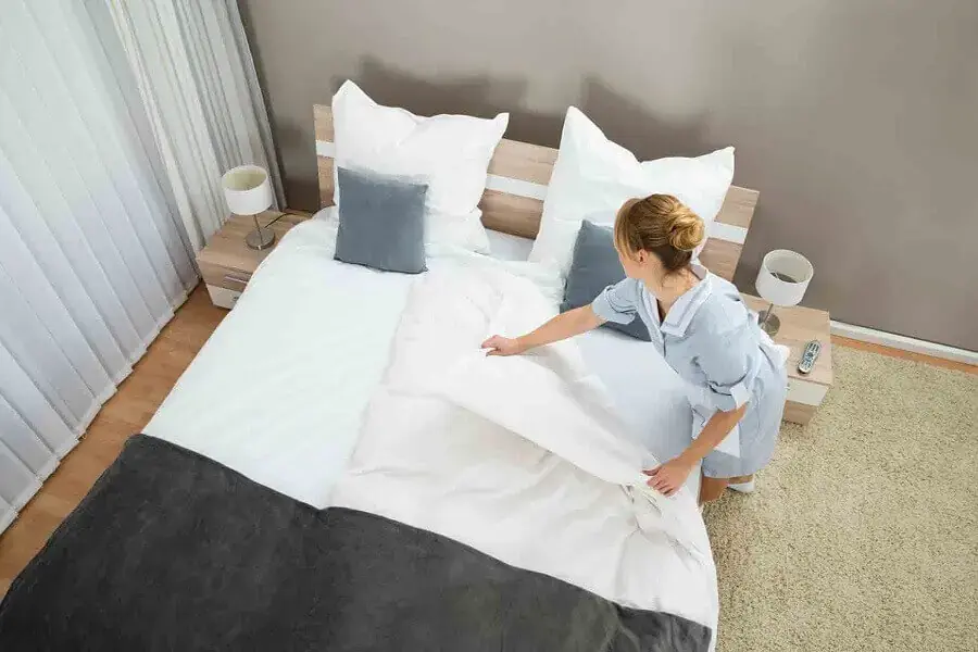 Một trong những cách dọn dẹp phòng ngủ ngăn nắp là giặt sạch và thay mới ga giường, ga gối thường xuyên