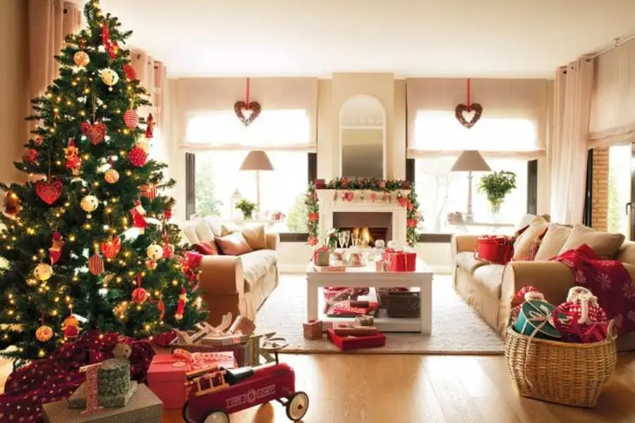 Bạn có thể đặt thêm một số đèn led lên cây thông Noel để không gian thêm lung linh và ấn tượng hơn.