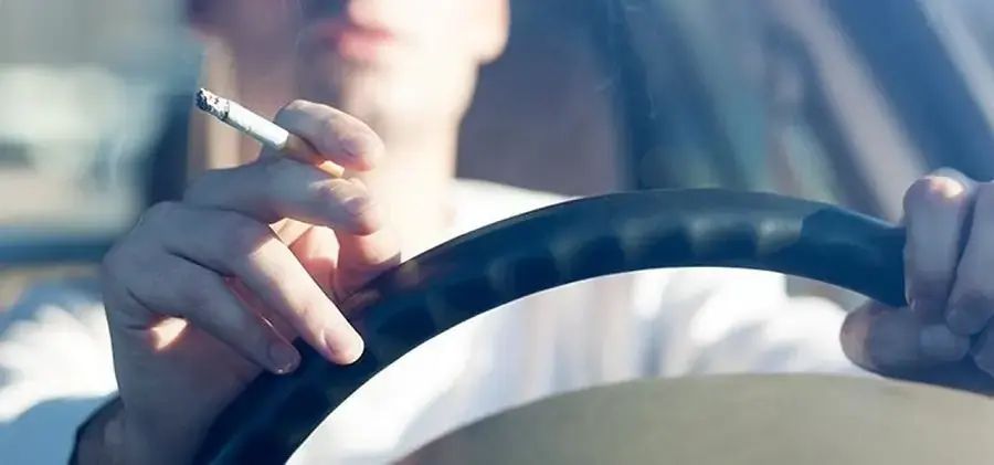 Thói quen hút thuốc khi lái xe chính là nguyên nhân gây mùi hôi khó chịu trên xe ô tô