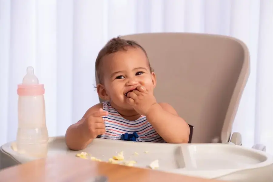 Bé nên ăn dặm đủ bữa và đảm bảo chất dinh dưỡng