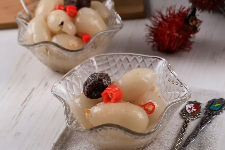 Ngâm chôm chôm trong hỗn hợp nước đường với hũ, hộp sạch trữ trong tủ lạnh được vài tháng