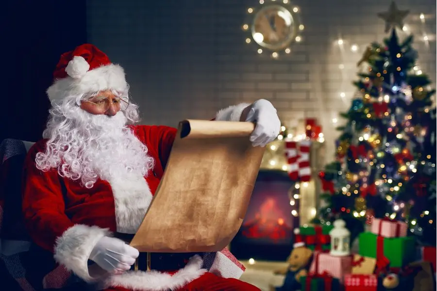 Hình ảnh ông già Noel kiểm tra danh sách quà để mang tặng cho các em bé ngoan.