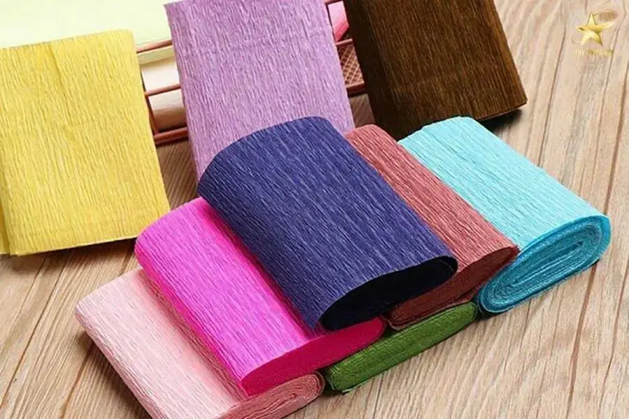 Chọn màu giấy nhún tuỳ ý sao cho phù hợp với tông màu bình.