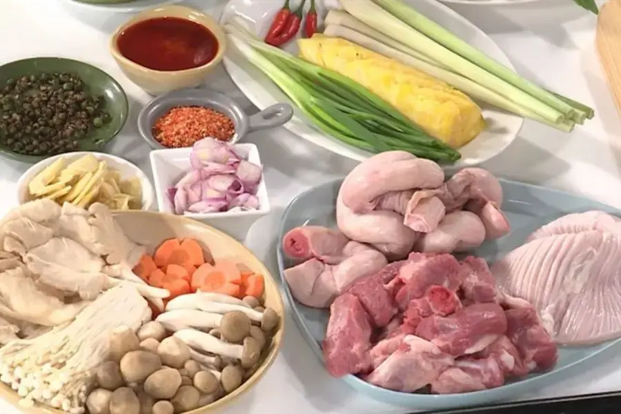 Lẩu sườn non thành phẩm có màu sắc đỏ pha vàng đẹp mắt, nước lẩu trong vắt, đậm đà