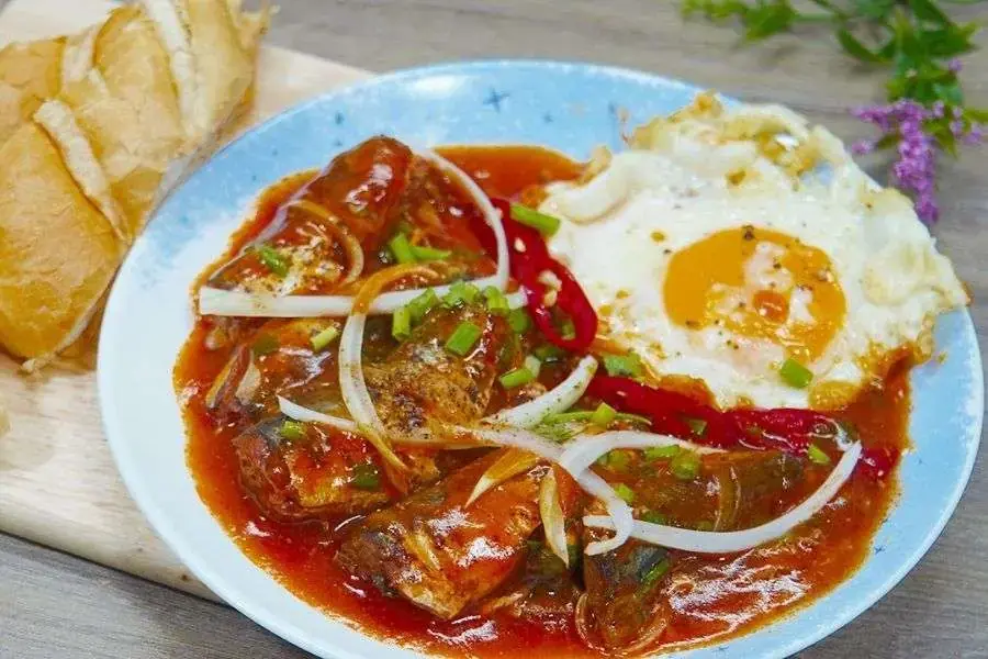 Cá hộp ăn cùng bánh mì giòn rụm cho bữa sáng đầy đủ chất.