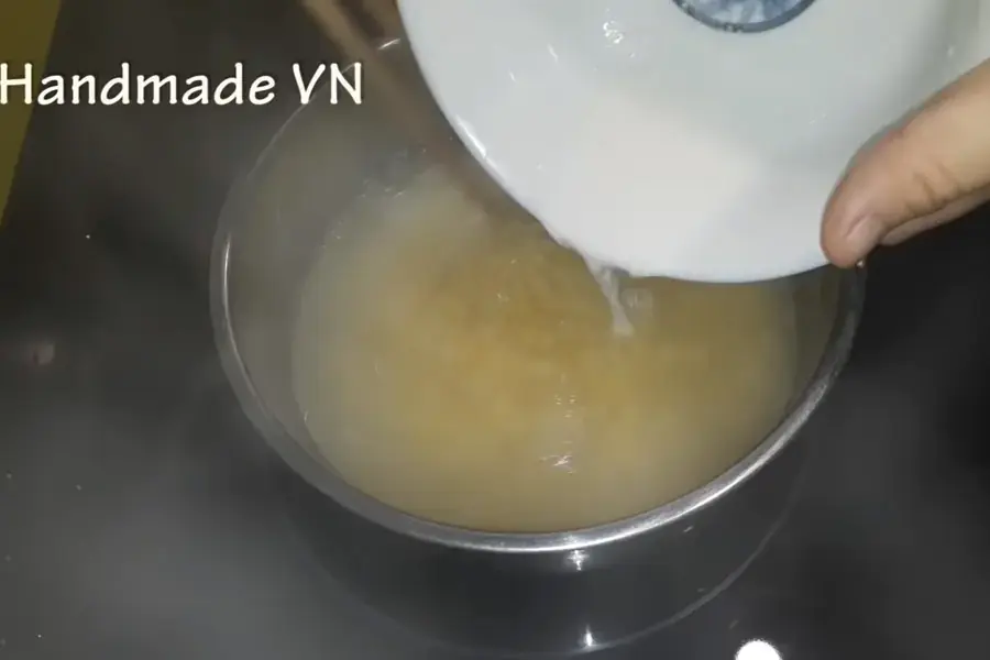 Cho bột sắn dây vào với đậu xanh