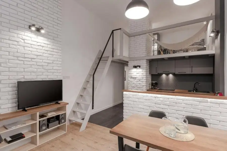 Gác lửng của phòng trọ được trang trí độc đáo