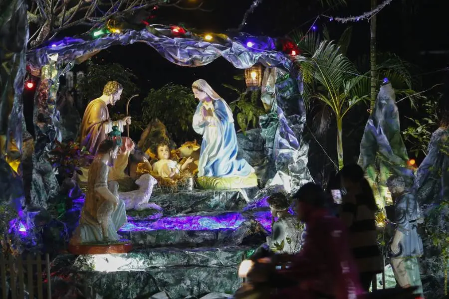 Trang trí Noel quán cafe được ưa chuộng nhất chính là trang trí Noel với hang đá.