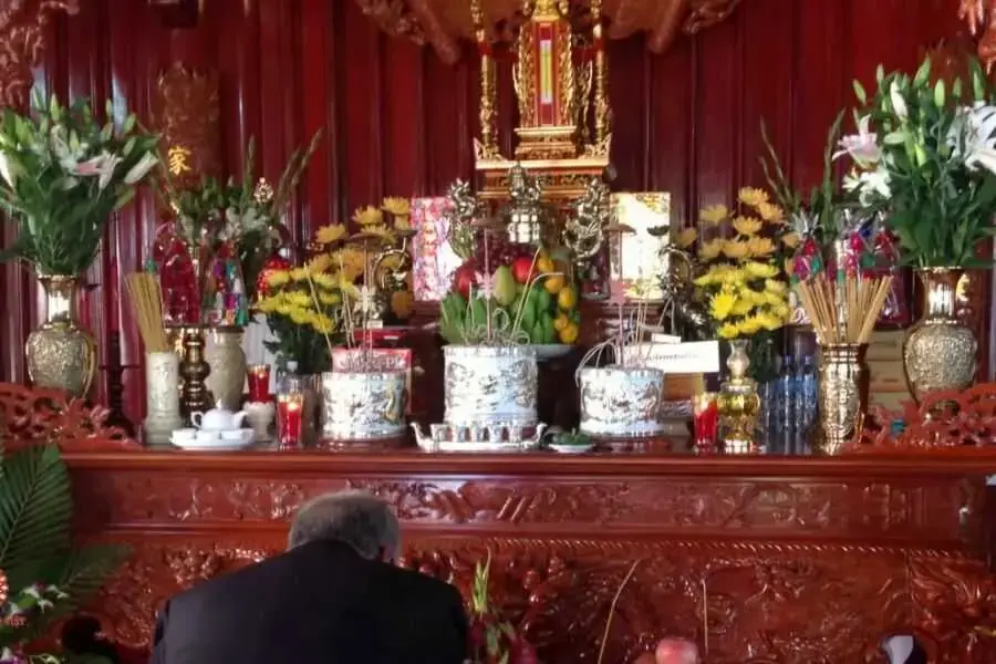Không nên đặt quá nhiều đồ dưới bàn thờ để tránh sa sút sức khỏe của gia chủ