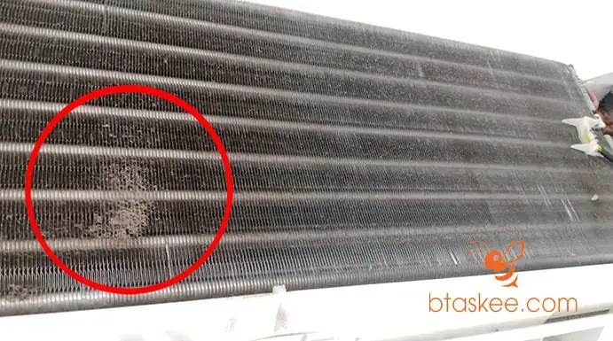Lâu ngày không vệ sinh sẽ có bụi bám trên màn lọc máy lạnh