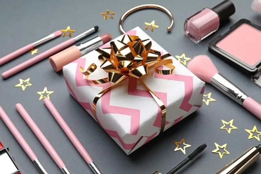 Các sản phẩm mỹ phẩm rất được ưa chuộng để làm quà Valentine Trắng.