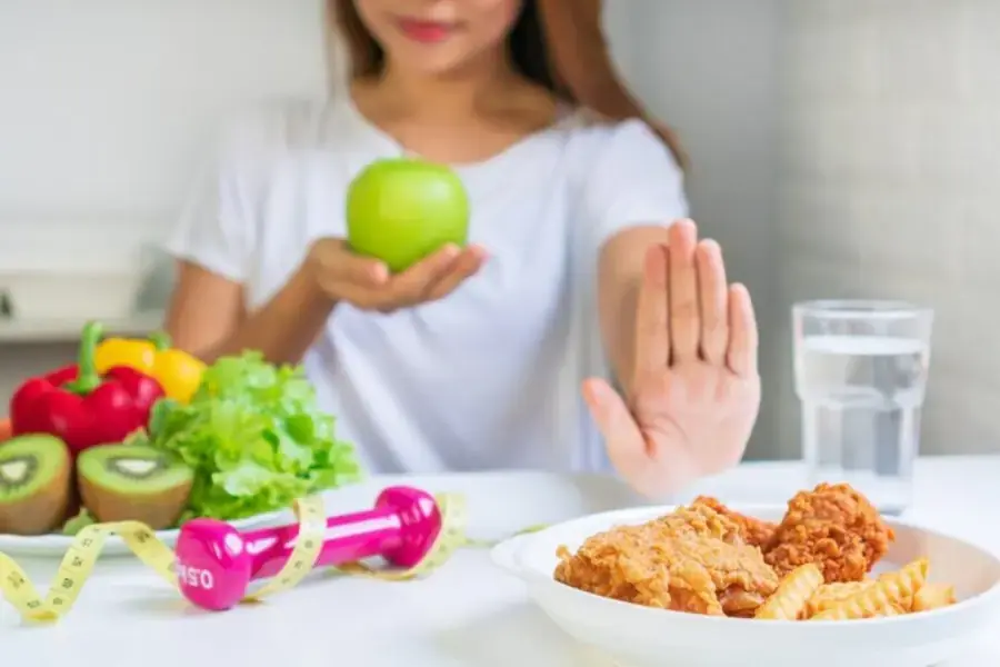 Hạn chế ăn bánh ngọt và thức ăn nhanh để có thể giảm mỡ bụng