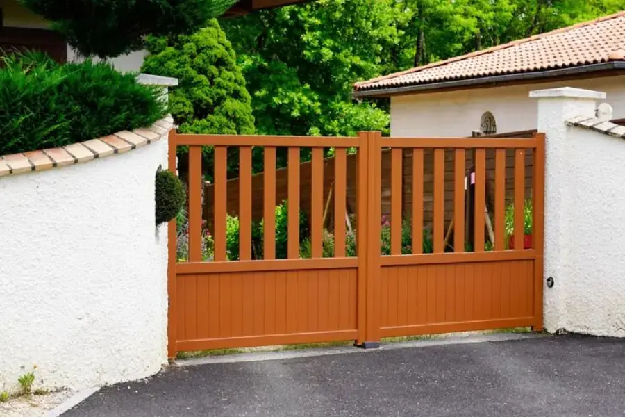 Cổng giả gỗ đang là mẫu cổng được nhiều gia đình yêu thích nhờ giá thành rẻ