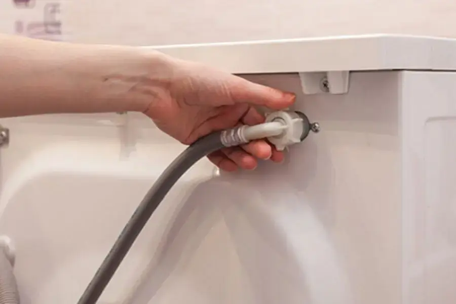 Bạn nhớ khóa nguồn cấp nước đầu tiên nhé